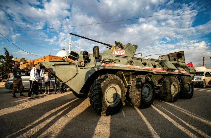 Un véhicule blindé russe traverse la vile d'Amouda dans le nord-est de la Syrie le 24 octobre 2019 