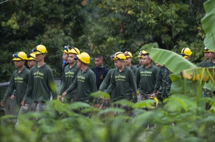 Des soldats thaïlandais près de la grotte Tham Luang au deuxième jour de l'opération de sauvetage des enfants qui y sont bloqués, le 9 juillet 2018