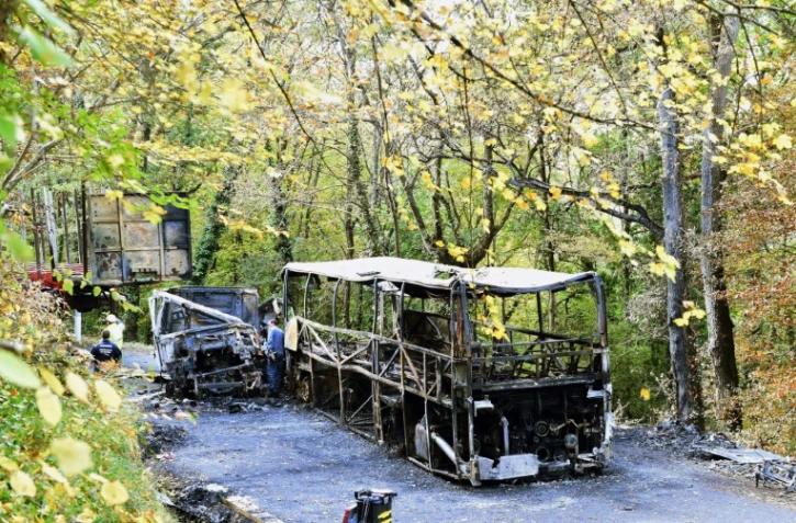 Photo le 26 octobre 2015 des carcasses de l'autocar et du camion qui étaient entrés en collision trois jours avant à Puisseguin, en Gironde