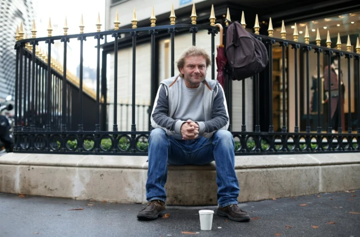 Jean-Marie Roughol, auteur de "Je tape la manche", pose à Paris le 6 octobre 2015