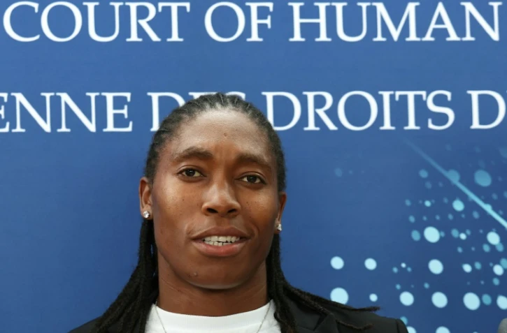 L'athlète sud-africaine Caster Semenya parle aux journalistes après une audience devant la Cour européenne des droits de l'homme, le 15 mai 2024 à Strasbourg