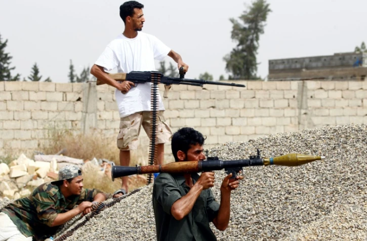 Des combattants libyens se battent contre les forces du maréchal Haftar, à Ain Zara au sud de Tripoli, le 23 avril 2019