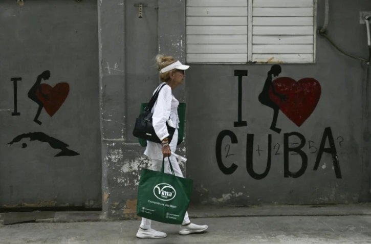 Une femme marche dans une rue de La Havane, le 18 juin 2026