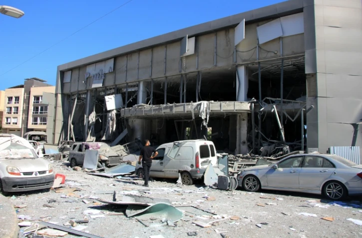 Un homme inspecte les dégâts sur le site d'une frappe israélienne dans la ville côtière de Tyr, dans le sud du Liban, le 5 juin 2026