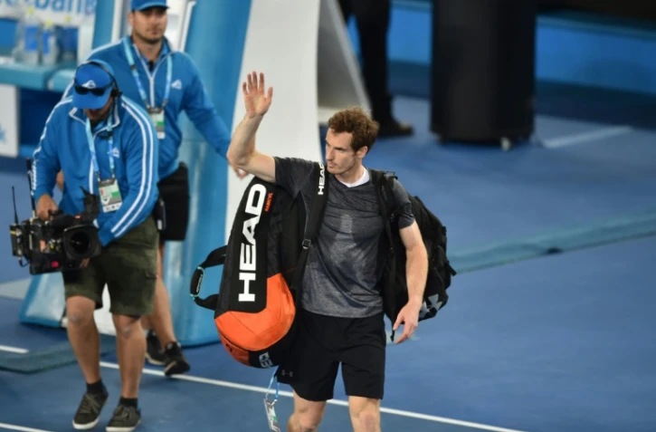L'Ecossais Andy Murray salue les supporteurs après sa victoire face au Portugais Joao Sousa à l'Open d'Australie, le 23 janvier 2016 à Melbourne