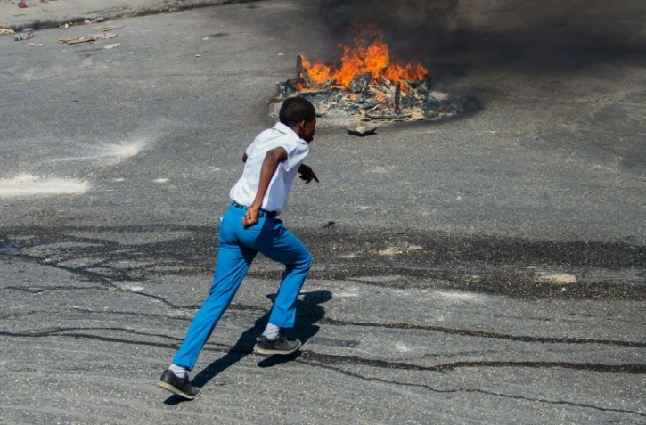 Des personnes fuient la violence des gangs à Port-au-Prince, en Haïti, le 20 février 2025