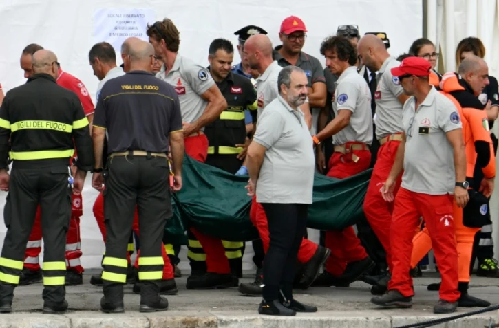 Un corps retrouvé dans l'épave du yacht "Bayesian" du magnat britannique de la tech Mike Lynch est transporté à Porticello, près de Palerme, en Italie, le 21 août 2024