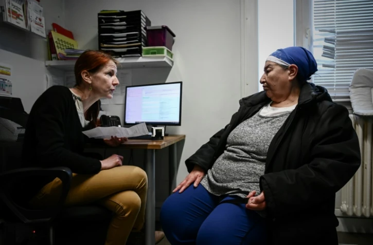Delloula Aouaz (d), habitante de la cité du Franc-Moisin, lors d'une consultation avec le Dr Anne-Gaëlle Provost (g) au centre de santé associatif "Place Santé", le 16 avril 2019 en Seine-Saint-Denis
