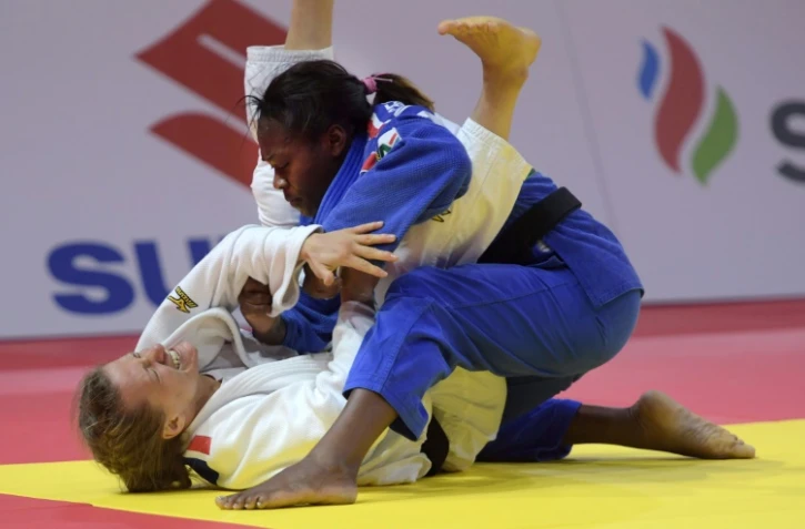 La Française Clarisse Agbegnenou (bleu) face à la Polonaise Agata Ozdoba en demi-finales des -63 kg aux Mondiaux de judo, le 31 août 2017 à Budapest