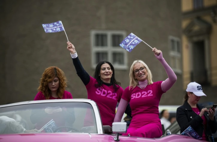 Des partisans des Démocrates de Suède (SD, extrême droite) agitent des drapeaux lors d'un meeting le 10 septembre 2022 à Stockholm