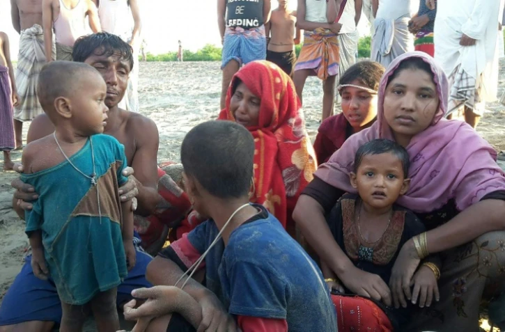 Des réfugiés rohingyas, après le naufrage d'un bateau, le 16 octobre 2017 à Shah Porir Dwip, au Bangladesh