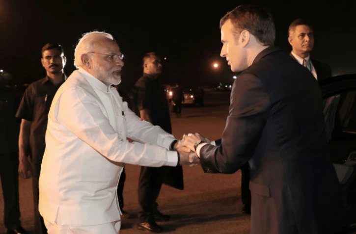 Le président français Emmanuel Macron (D) accueilli par son homologue indien Narendra Modi, le 9 mars 2018 à New Delhi 