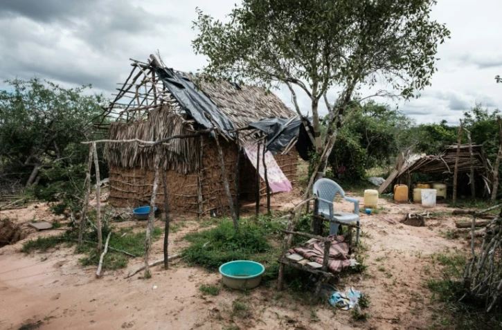 Une maison abandonnée dans la forêt de Shakahola où des corps ont été exhumés près de la ville côtière kényane de Malindi (est), le 23 avril 2023