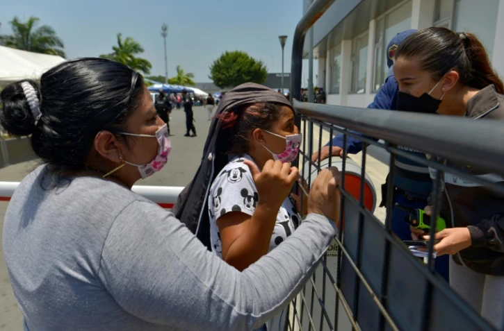 Des proches de détenus de la prison de Guayaquil attendent devant la morgue le 1er octobre 2021