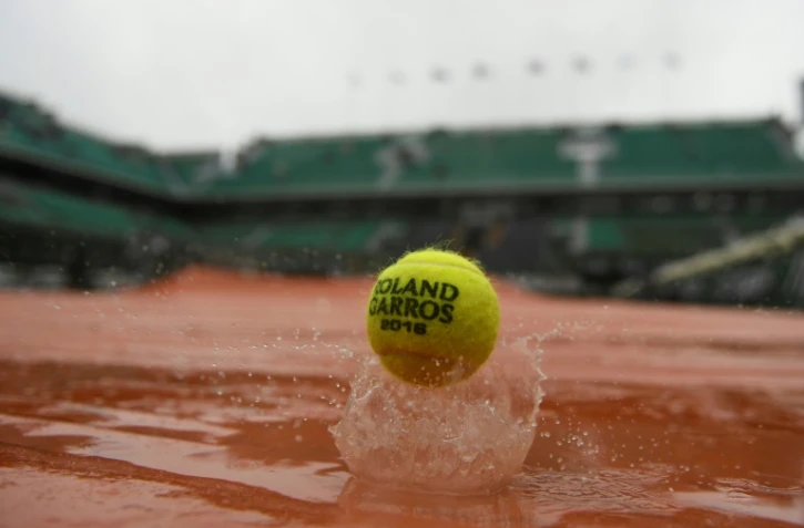 Une balle de tennis sur une bâche inondée à Roland-Garros, le 31 mai 2016