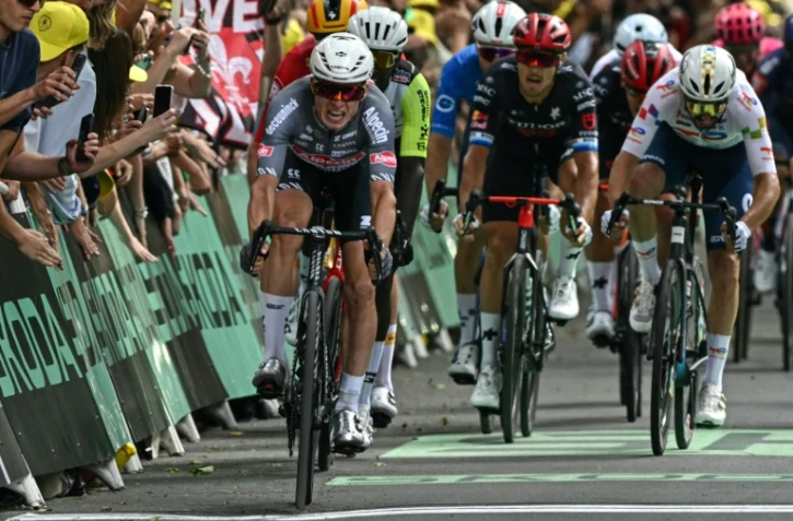 Jasper Philipsen, au premier plan, lors de sa victoire au sprint à l'arrivée de la première étape du Tour de France, le 5 juillet 2025 à Lille