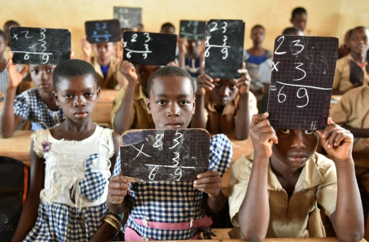 Des élèves d'une école primaire construite par le géant suisse Nestlé en 2013, dans le village ivoirien Goboué, le 7 mars 2016