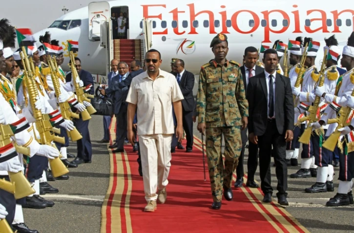 Le Premier ministre éthiopien Abiy Ahmed (gauche) arrive à l'aéroport de Khartoum au Soudan, le 7 juin 2019