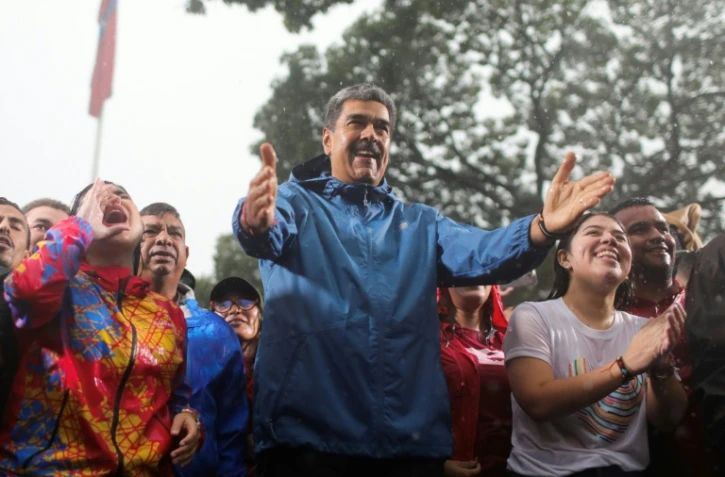 Maduro salue ses partisans lors d'un rassemblement le 5 août 2024