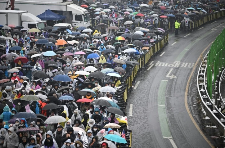Des partisans du président sud-coréen déchu Yoon Suk Yeol prennent part à une manifestation près de sa résidence, le 5 janvier 2025 à Séoul