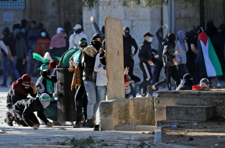Des affrontements ont lieu vendredi entre manifestants palestiniens et policiers israéliens sur l'Esplanade des Mosquées, le 15 avril 2022