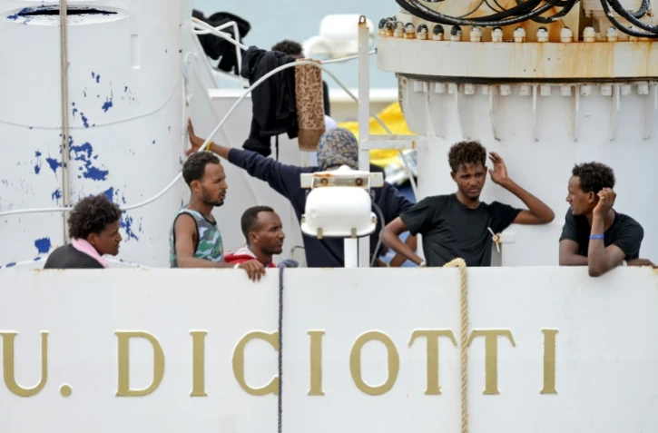 Des migrants à bord du navire des garde-côtes italiens, le Diciotti, le 23 août 2018