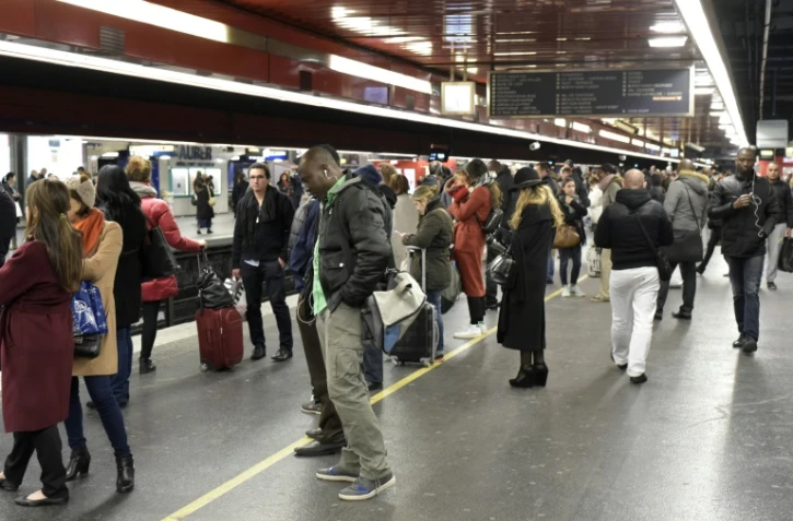 Des usagers en attente sur le quai du RER le 10 décembre 2015 à Paris