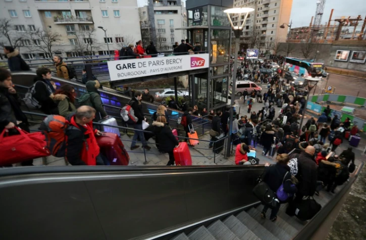 Des passagers en gare de Bercy, le 23 décembre 2017 à Paris