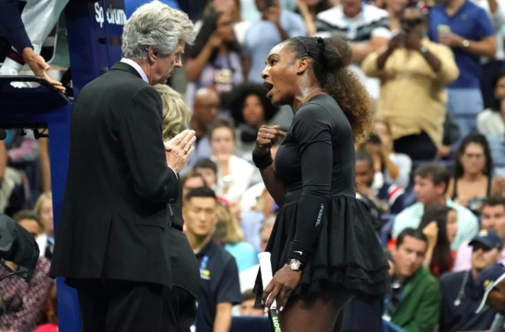 L'Américaine Serena Williams (d) s'emporte contre l'arbitre lors de la finale de l'US Open contre la Japonaise Naomi Osaka, le 8 septembre 2018 à New York