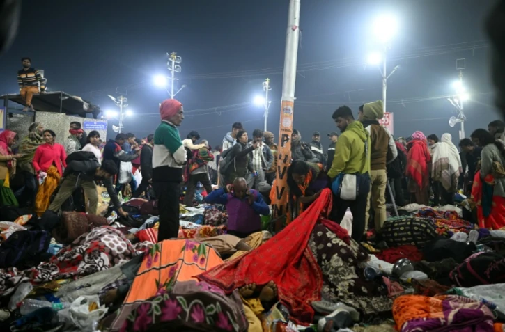 Des fidèles sur les lieux de la bousculade survenue pendant le pèlerinage hindou de la Kumbh Mela, le 29 janvier 2025 à Prayagraj (Inde)