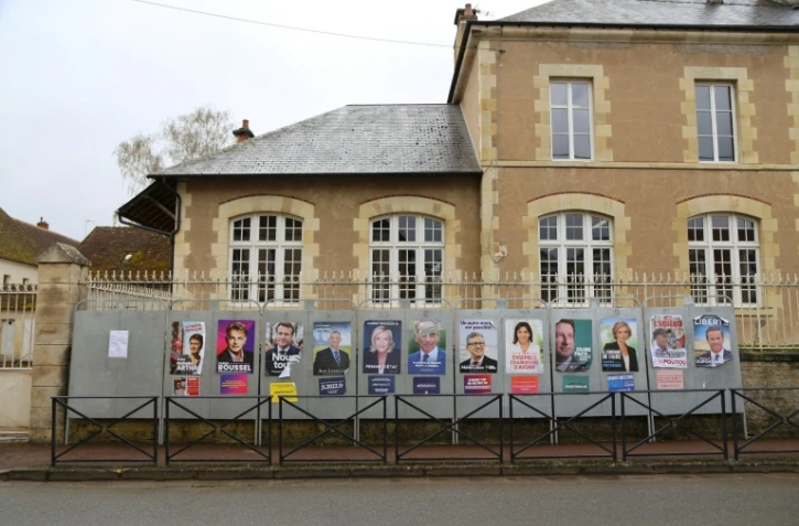 Cette photo prise le 1er avril 2022 montre une vue des affiches des candidats à l'élection présidentielle exposées devant une école à Donzy, dans le centre de la France