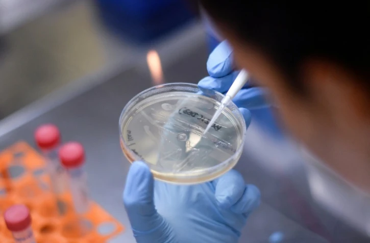 Les laboratoires français Sanofi et britannique GSK ont promis de fournir au gouvernement britannique 60 millions de doses de leur vaccin contre le Covid-19