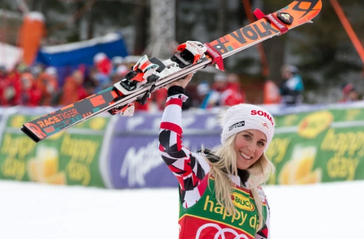L'Autrichienne Eva-Maria Brem, skis levés, célèbre sa 1re place dans le slalom géant de Jasna en Slovaquie, le 7 mars 2016