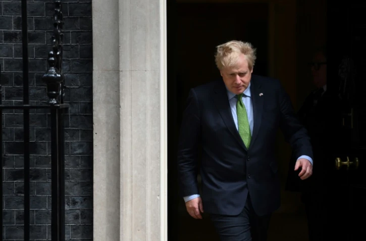 Le Premier ministre britannique Boris Johnson sort du 10 Downing Street, le 5 mai 2022 Ă Londres