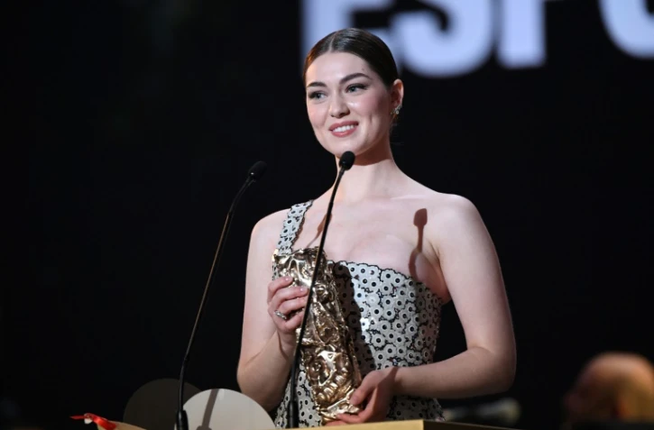 Anamaria Vartolomei reçoit le César du meilleur espoir féminin pour son r$ole dans "l'Evénement", lors de la cérémonie des César à l'Olympia, le 25 février 2022 à Paris