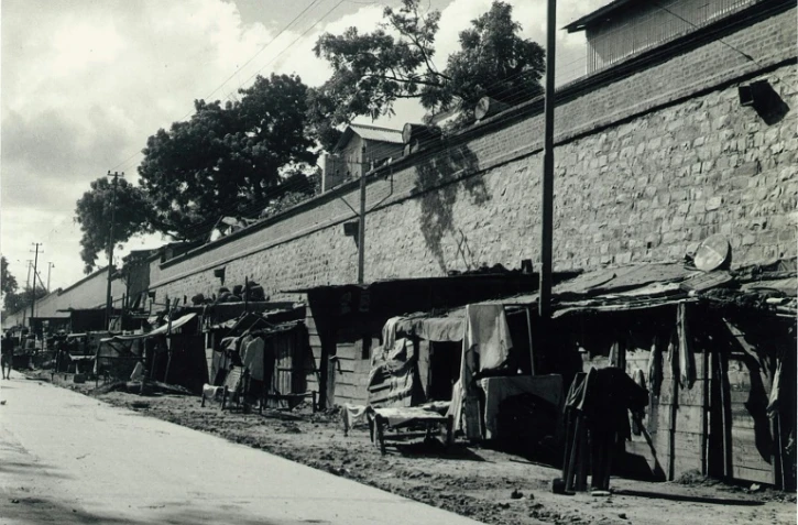 Photographie fournie par les autorités indiennes, montrant des cabanes construites pour des familles réfugiées près du Lothian Bridge à New Delhi, au moment de la partition de l'Inde, le 19 septembre 1950