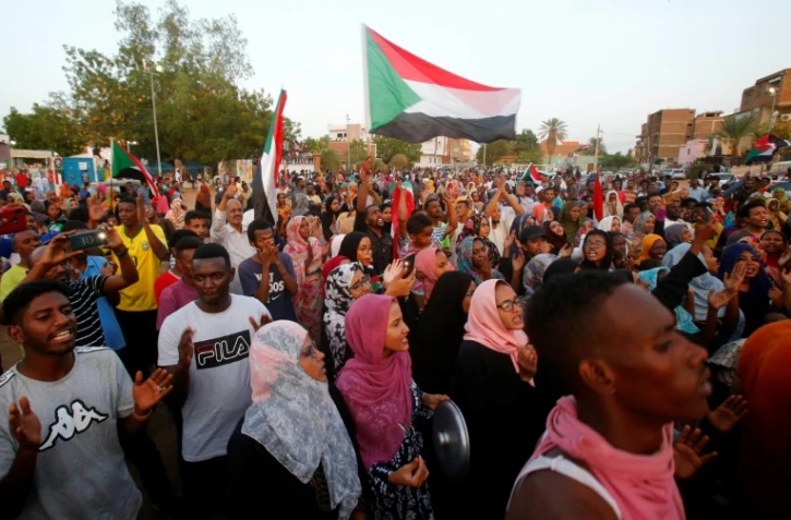 Les Soudanais célèbrent dans la rue à Khartoum l'accord conclu entre les militaires et la contestations, le 5 juillet 2019