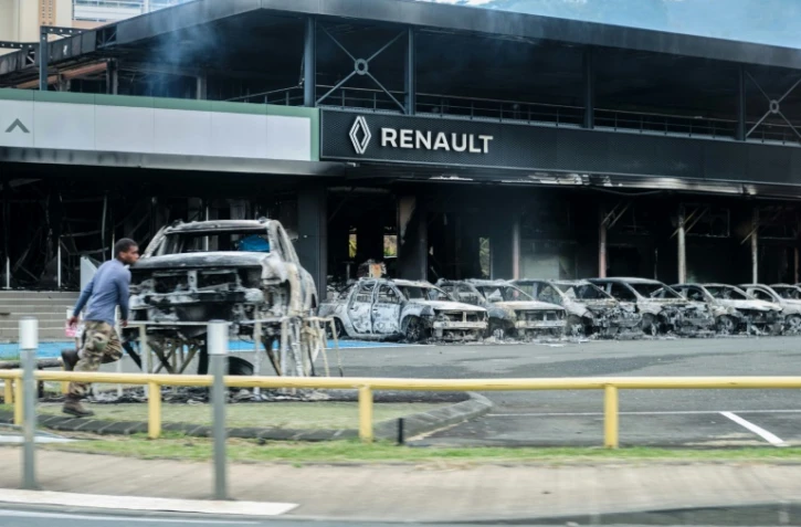 Une concession automobilé incendiée pendant les émeutes à Nouméa, le 14 mai 2024