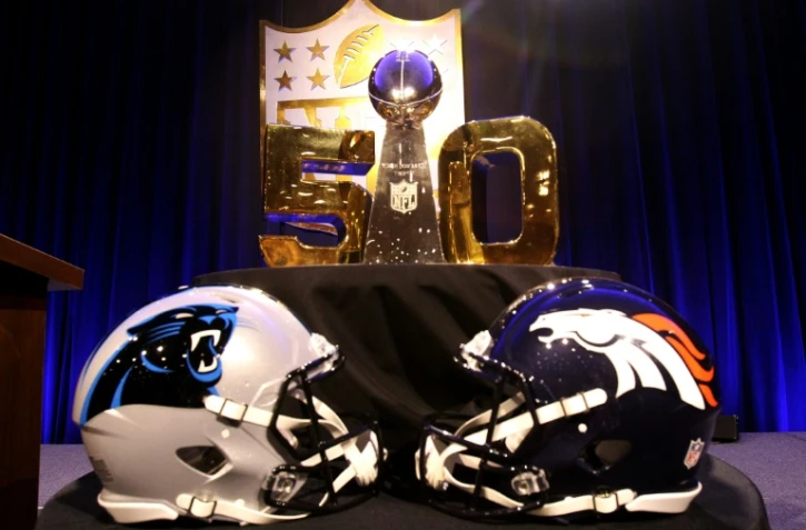 Avant le 50e Super Bowl, la trophée Vince Lombardi et les casques des Carolina Panthers et des Denver Broncos sont présentés à San Francisco, le 5 février 2016