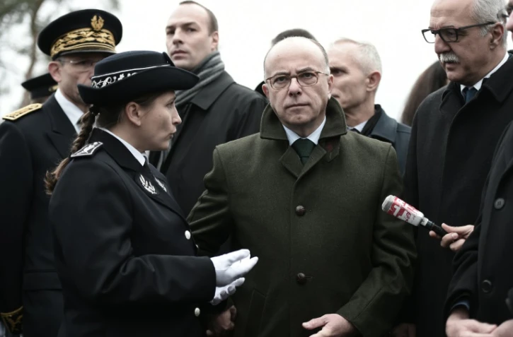 Le ministre de l'Intérieur Bernard Cazeneuve (c) rencontre des douaniers français et des policiers allemands et français sur le Pont de l'Europe, à la frontière franco-allemande sur le Rhin à Strasbourg, le 28 novembre 2015
