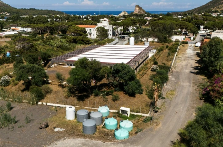 Vue aérienne des réservoirs d'eau potable et d'eau de mer près de l'usine de dessalement sur l'île de Vulcano, dans l'archipel des Éoliennes, au large de la Sicile, le 9 juillet 2026