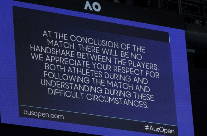 Message sur un écran géant de la Rod Laver Arena de Melbourne avant le huitième de finale entre l'Ukrainienne Elina Svitolina et la Russe Veronika Kudermetova, le 20 janvier 2025 à l'Open d'Australie 