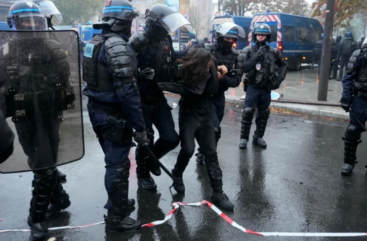 Un homme arrêté par la police à Paris lors de heurts ayant éclaté à la fin de la manifestation contre la vie chère le 24 octobre 2026