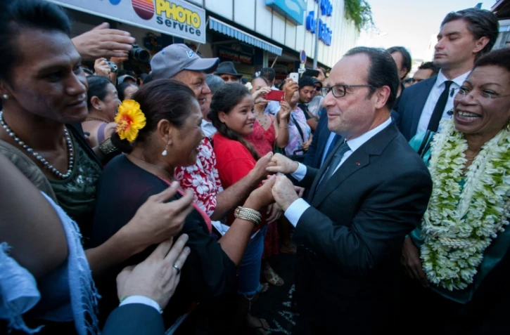 François Hollande salue la population locale sur le marché de Papeete à tahiti le 22 février 2016