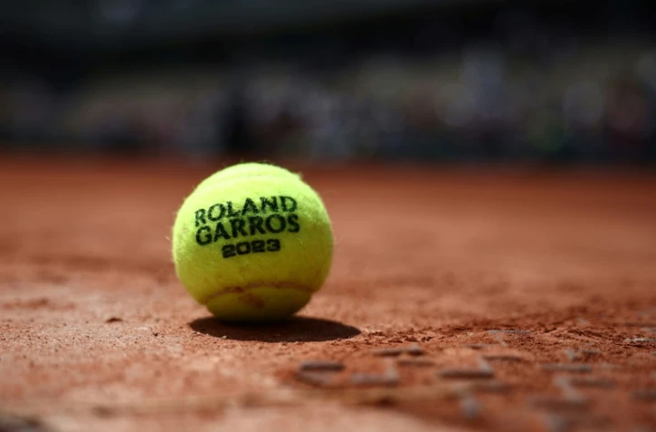 La balle officielle de Roland-Garros est photographiée le 27 mai 2023 à Paris