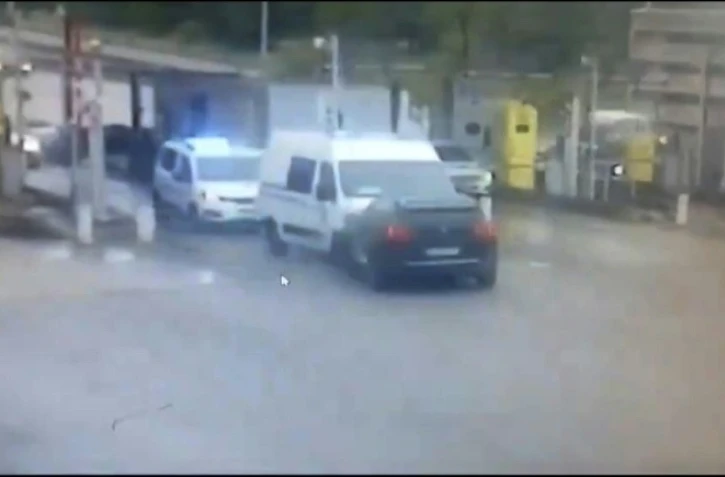 Image tirée d'une vidéosurveillance, le 15 mai 2024, montrant un véhicule Peugeot noir volé percutant un fourgon pénitentiaire lors d'une attaque au péage routier d'Incarville, dans l'Eure, le 14 mai 2024