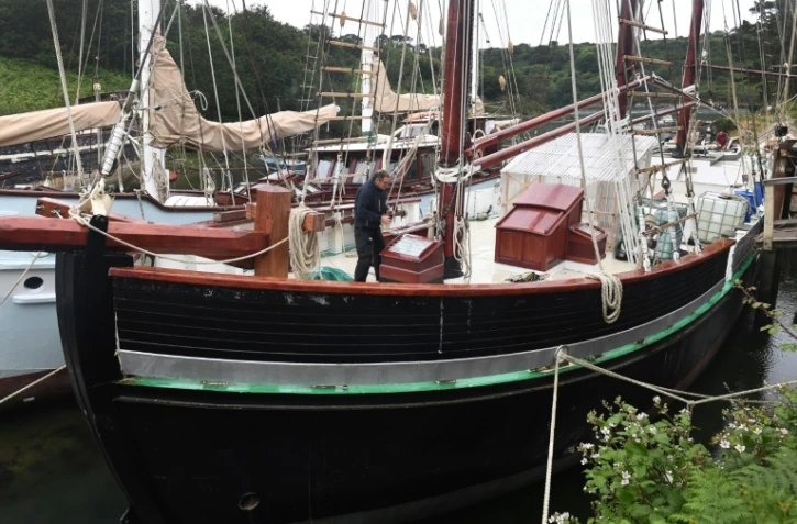 Le Bel Espoir, le mythique trois mâts du père Jaouen, en restauration au chantier d'insertion du Moulin de l'Enfer, le 10 juin 2020 à Lannilis, dans le Finistère