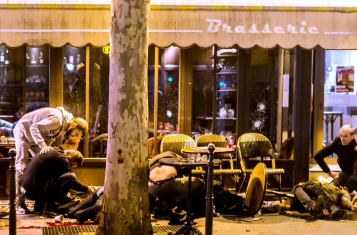 Des gens gisent sur le sol après l'attaque de la terrasse du bar La Bonne Bière, rue de la Fontaine-au-Roi, à Paris, le 13 novembre 2015