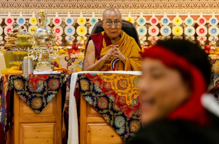 Le Dalaï Lama pendant une cérémonie de prières dans le principal temple tibétain de McLeod Ganj, en Inde, le 30 juin 2025