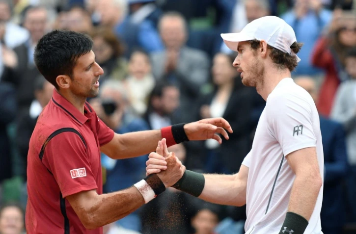 Le Serbe Novak Djokovic (g.) serre la main du Britannique Andy Murray après avoir remporté la finale masculine des Internationaux de France de tennis de Roland Garros, à Paris, le 5 juin 2016